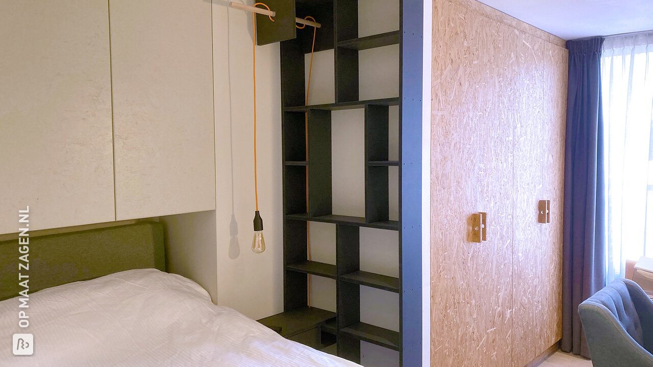 Design boekenkast met geïntegreerd nachtkastje, door Eric