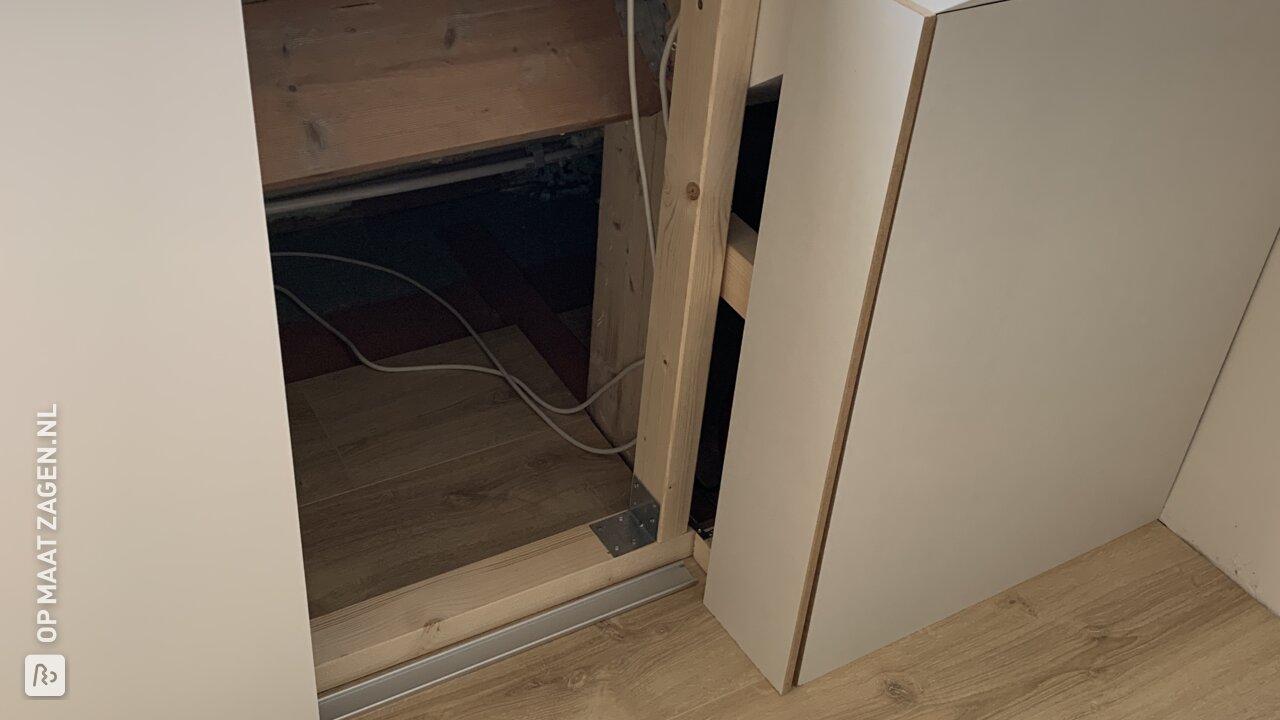 Zelfgemaakte witte knieschotberging van MDF, door Eric