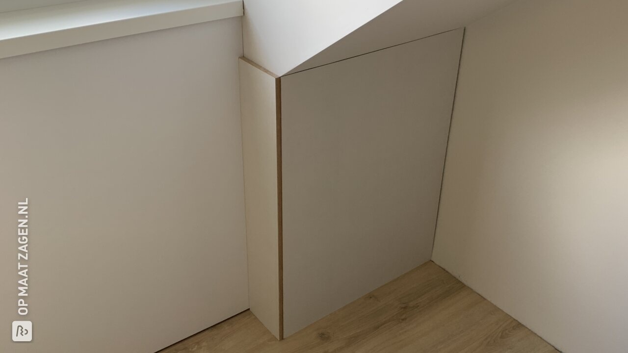 Zelfgemaakte witte knieschotberging van MDF, door Eric