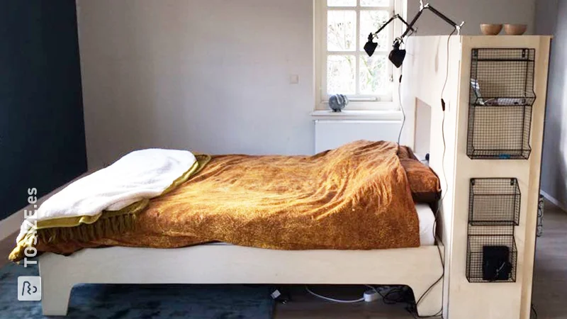 Una cama a medida hecha de Multiplex, de Aletta