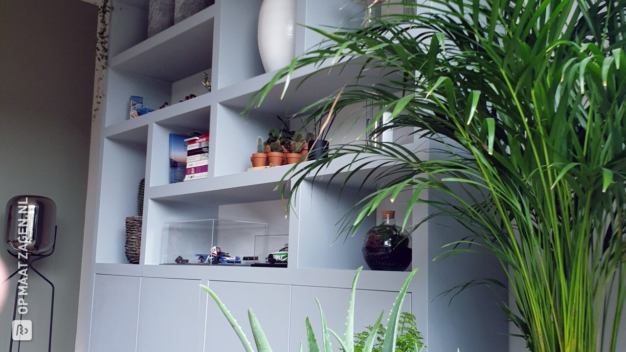 Een licht grijze maatwerk kast van MDF Lakdraag, door Henriët