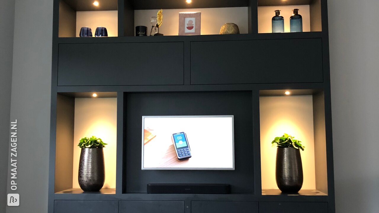 Het TV-meubel van Mitchell vormt de woonkamer