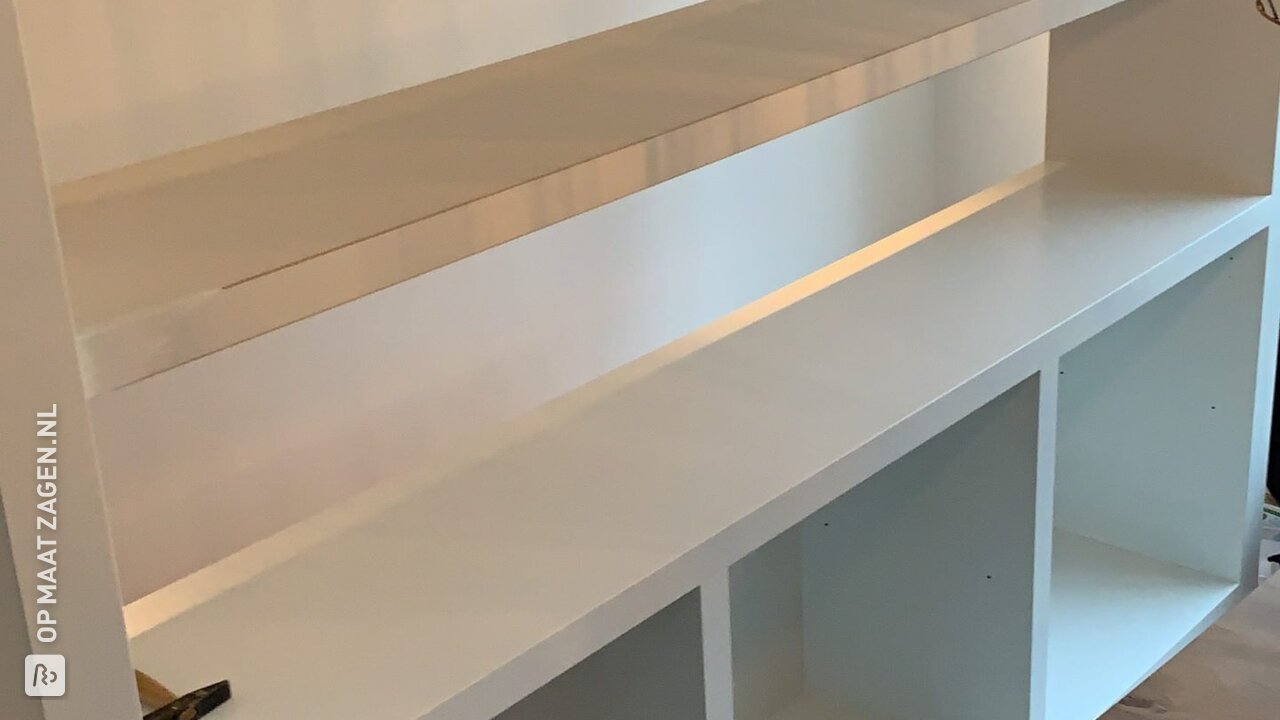 Maatwerk vakkenkast van MDF Lakdraag met eiken, door Leon
