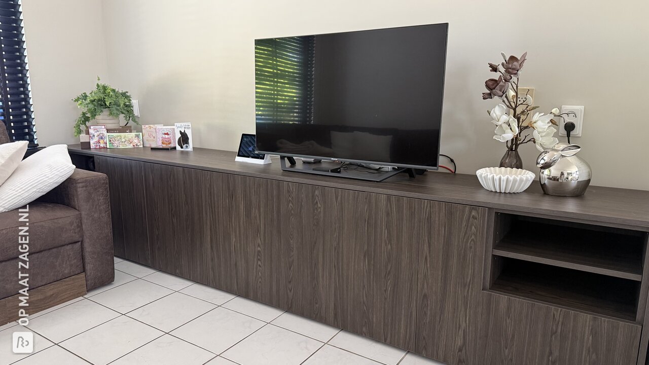 Een prachtig donkerbruin dressoir van Shelvy