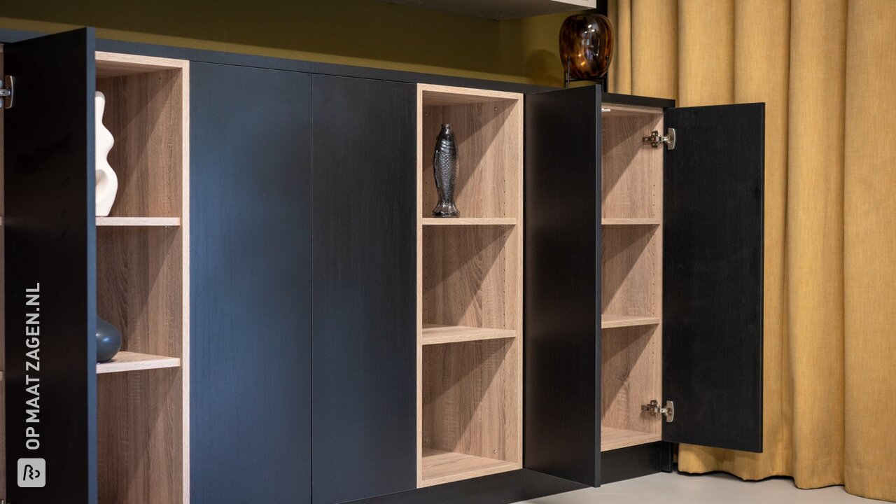Shelvy 2 materialen dressoir in de showroom