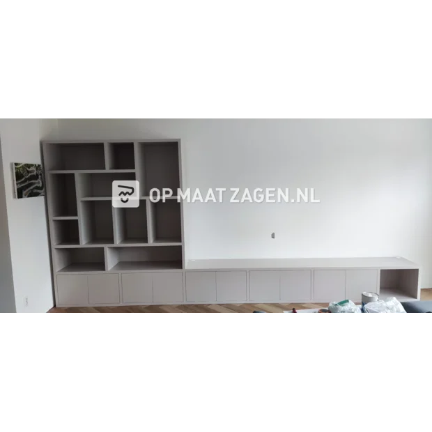 Witte kastenwand met open vakken en deuren